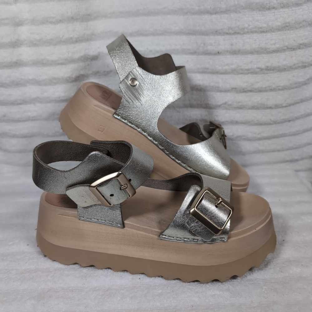 Bryr Gigi Chonk Platform Sandals Women US 7 EU 37 Metallic White Gold Wood Clog